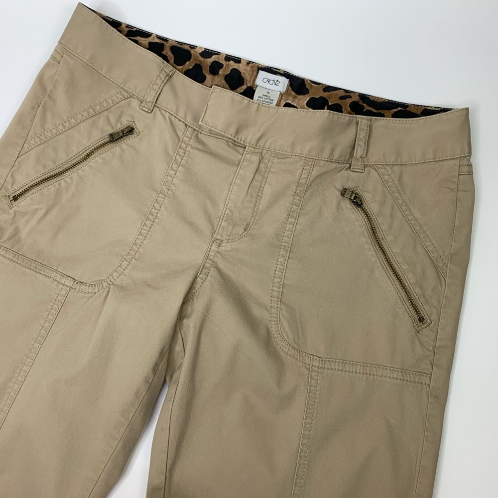 Cache Khaki Capri  Functional Snap Features